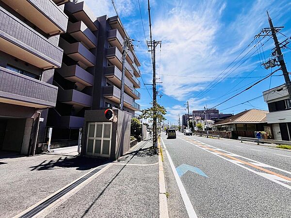 南海高師浜線「伽羅橋」駅徒歩3分。南海線「羽衣」駅も徒歩圏内で、2WAYアクセスが可能です。