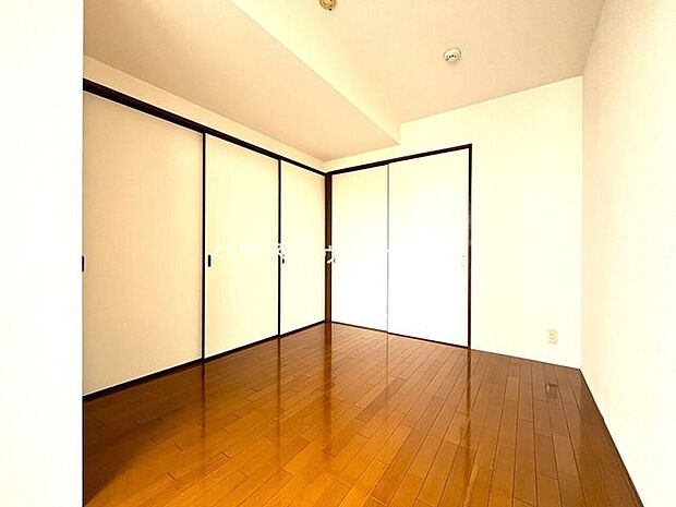 リビングと洋室との間にはスライド式のドアが付いており開放も可能です。