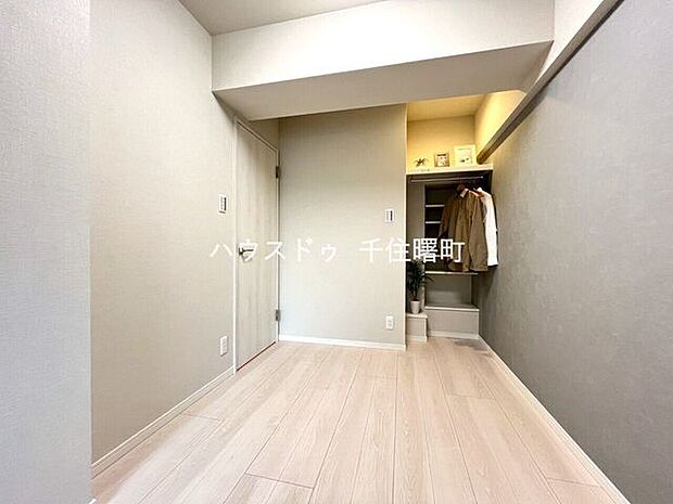 居室には収納スペースを完備し、自由度の高い家具の配置が叶うシンプルな空間です。