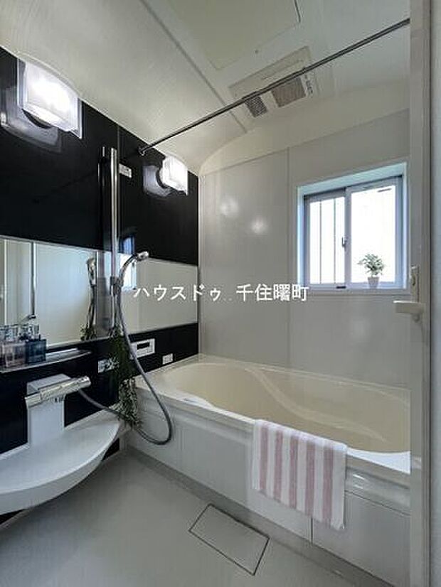浴室乾燥機付きの浴室です。窓もあり、換気がしやすく、カビの発生を抑えられます。