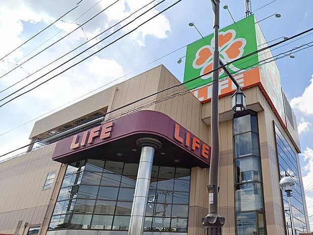 ライフ 竹の塚店 650m