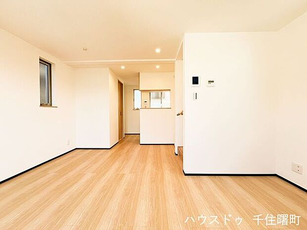 【家族が自然と集まる、広々としたリビングダイニング】キッチンからも目が届きやすいので、小さなお子様がいるご家庭も安心です。家具のレイアウトがしやすい、シンプルで開放的な空間が広がります。