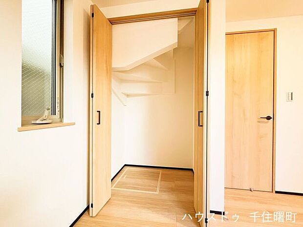 【階段下のスペースを有効活用した便利な収納スペース】掃除機や日用品のストック、季節家電の収納に重宝します。デッドスペースになりがちな場所も無駄なく使え、お部屋をすっきりと片付けられます。