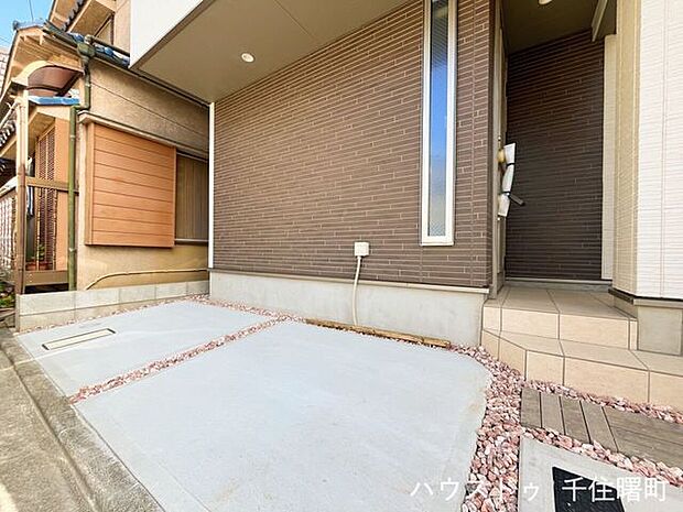 【外観・駐車スペース】大切なお車を守る駐車スペースを完備（軽自動車）。コンクリート敷きでお手入れも簡単です。自転車を置いたり、ガーデニングを楽しんだりと、多目的にご活用いただけます。