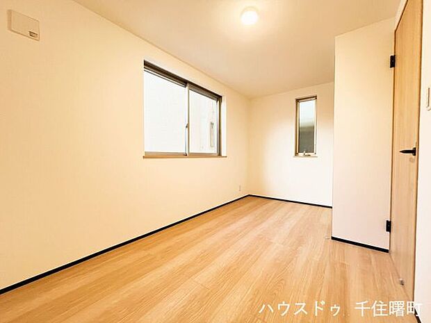 【サービスルーム】2面採光で換気がしやすいお部屋。シンプルなデザインなので、寝室や子供部屋、書斎など、ライフスタイルに合わせて多目的にご活用いただけます。自分好みのお部屋作りをお楽しみください。