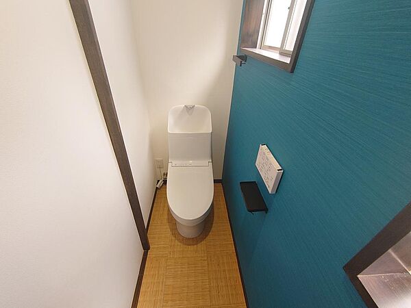 節水タイプでお掃除がしやすい温水洗浄のおトイレです♪