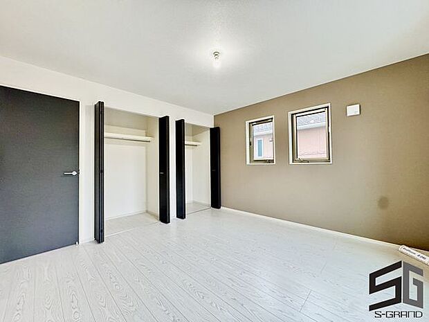 明るい陽射しが差し込む洋室は、くつろぎや趣味の時間に最適な空間。シンプルで上質なデザインが、日々の暮らしに心地よい落ち着きをもたらすマイホームの一部です。