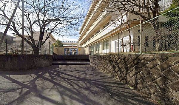 秦野市立渋沢中学校 徒歩22分。中学校があり、落ち着いた環境で学べる安心感が子育て世帯に支持されています。 1710m