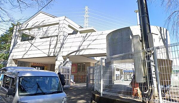 めぐみの丘幼稚園 徒歩8分。幼稚園や保育園が整い、小さなお子さまの通園も安心。子育て世帯に嬉しい環境です。 590m