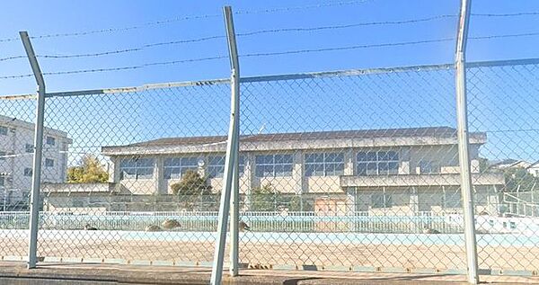 南足柄市立岩原小学校 徒歩12分。小学校があり、通学の安心感と子育て世帯に嬉しい教育環境が整います。 950m