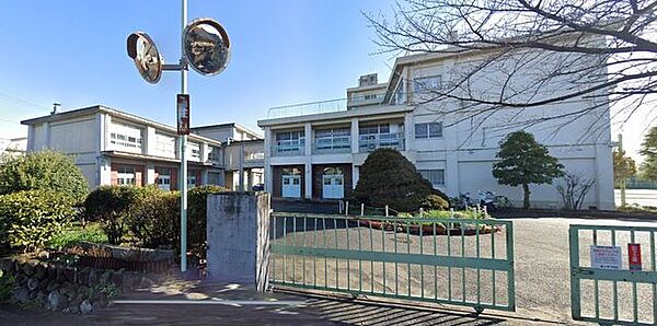 南足柄市立岡本中学校 徒歩27分。中学校があり、落ち着いた環境で学べる安心感が子育て世帯に支持されています。 2150m