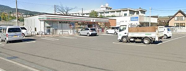 セブンイレブン南足柄岩原店 徒歩12分。コンビニが利用でき、急な買い物や日常のちょっとした用事にも便利な環境です。 890m