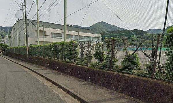 秦野市立東中学校 徒歩29分。中学校があり、落ち着いた環境で学べる安心感が子育て世帯に支持されています。 2290m