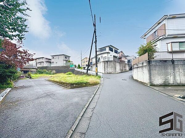 広々とした前面道路に面し、車の出し入れがしやすい現地外観。ゆとりある駐車スペースと開放感のある立地が魅力で、毎日の暮らしに快適さと安心をもたらすマイホームです。