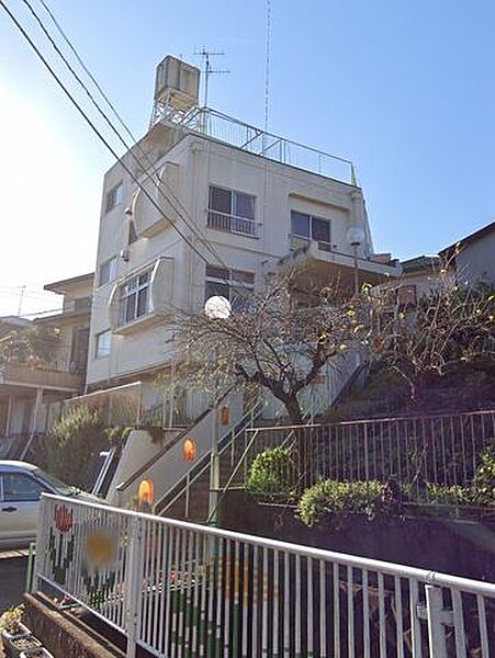 若木保育園 徒歩8分。幼稚園や保育園が整い、小さなお子さまの通園も安心。子育て世帯に嬉しい環境です。 620m
