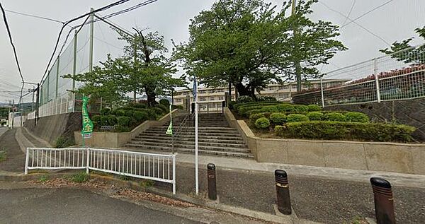 秦野市立東小学校 徒歩19分。小学校があり、通学の安心感と子育て世帯に嬉しい教育環境が整います。 1500m