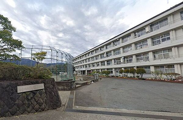 南足柄市立足柄台中学校 徒歩16分。中学校があり、落ち着いた環境で学べる安心感が子育て世帯に支持されています。 1230m