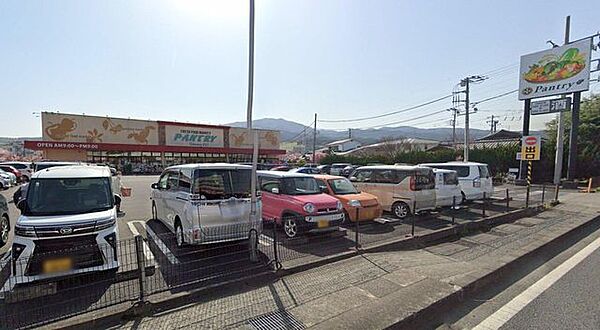 小田原百貨店南足柄店 徒歩18分。スーパーが揃い、毎日の買い物がスムーズ。新鮮な食材で家族の食卓を支えます。 1390m