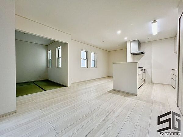 光あふれる広々としたリビングは、家族が自然と集まる憩いの空間。開放感のあるレイアウトと心地よい採光が、毎日の暮らしを明るく快適に彩るマイホームの中心です。