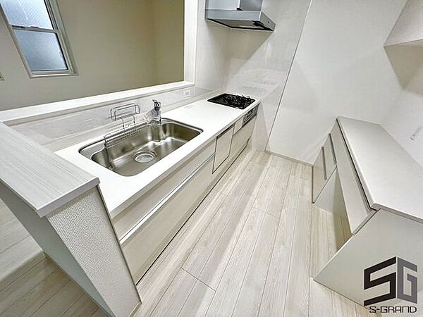 使いやすさとデザイン性を兼ね備えたキッチン。家事動線がスムーズで調理や片付けも快適。家族と会話を楽しみながら料理を楽しめる、暮らしを彩る心地よい空間です。