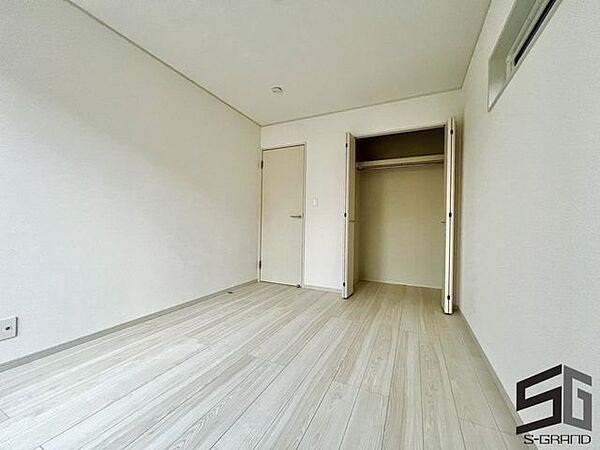 明るい陽射しが差し込む洋室は、くつろぎや趣味の時間に最適な空間。シンプルで上質なデザインが、日々の暮らしに心地よい落ち着きをもたらすマイホームの一部です。
