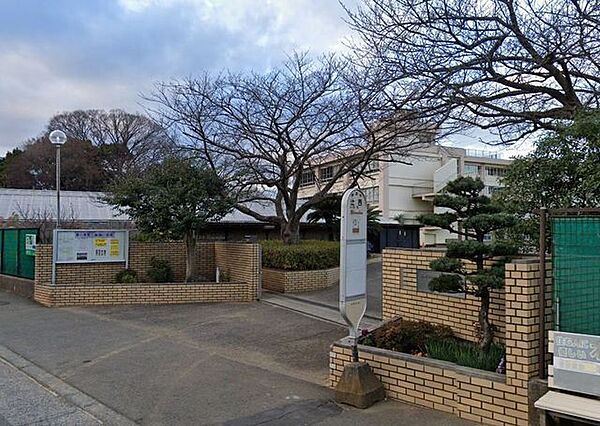 茅ヶ崎市立萩園中学校 徒歩10分。中学校があり、落ち着いた環境で学べる安心感が子育て世帯に支持されています。 800m