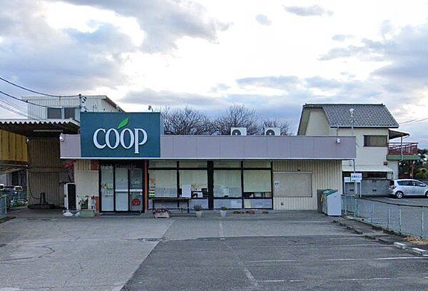 ユーコープ萩園店 徒歩10分。スーパーが揃い、毎日の買い物がスムーズ。新鮮な食材で家族の食卓を支えます。 770m
