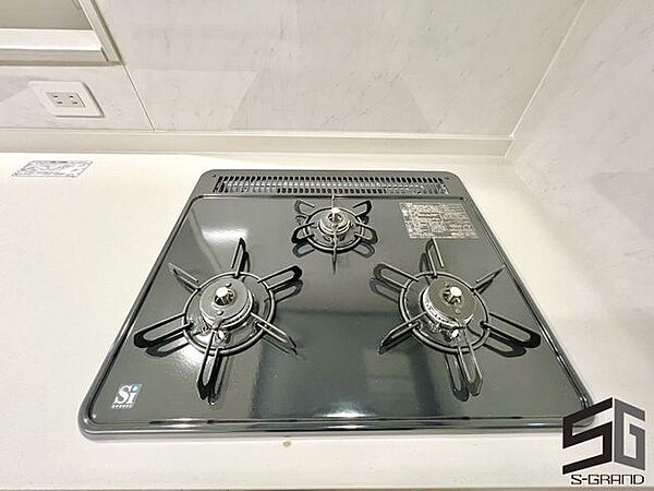 使いやすいコンロは、調理のしやすさと安全性を兼ね備えたキッチンの要。火力調整がしやすく、毎日の料理を快適にサポートするマイホームの頼れる設備です。