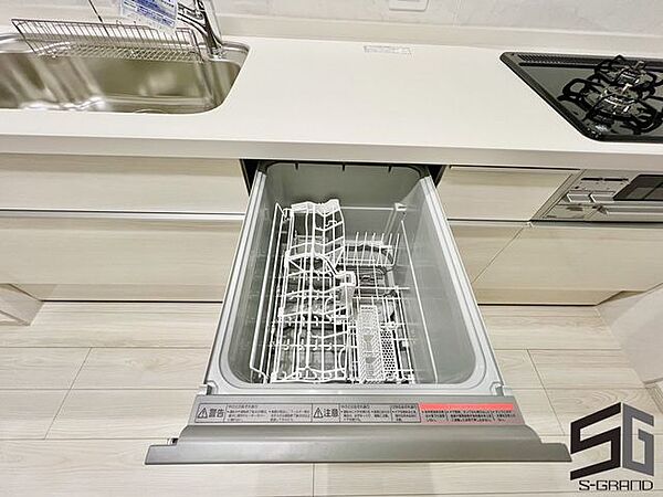 忙しい毎日の家事を助ける食洗機は、時間と手間を大幅に軽減。清潔で快適なキッチンを保ちながら、家族とのゆとりある時間を生み出す頼もしい設備がマイホームの魅力です。