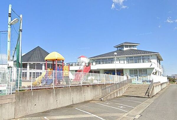 リスブラン保育園 徒歩10分。幼稚園や保育園が整い、小さなお子さまの通園も安心。子育て世帯に嬉しい環境です。 800m
