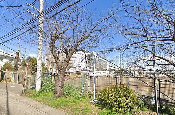 伊勢原市立成瀬小学校 徒歩16分。小学校があり、通学の安心感と子育て世帯に嬉しい教育環境が整います。 1210m