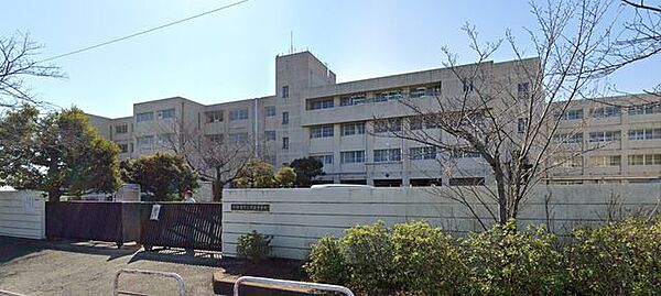 伊勢原市立中沢中学校 徒歩3分。中学校があり、落ち着いた環境で学べる安心感が子育て世帯に支持されています。 220m