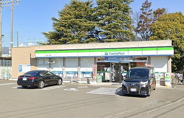 ファミリーマート伊勢原下糟屋店 徒歩7分。コンビニが利用でき、急な買い物や日常のちょっとした用事にも便利な環境です。 520m