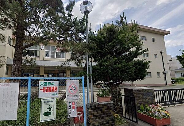 小田原市立泉中学校 徒歩22分。中学校があり、落ち着いた環境で学べる安心感が子育て世帯に支持されています。 1700m