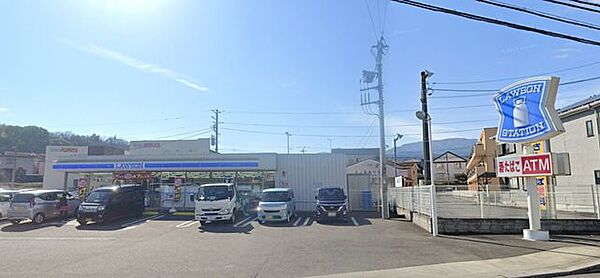 ローソン小田原北ノ窪店 徒歩4分。コンビニが利用でき、急な買い物や日常のちょっとした用事にも便利な環境です。 320m