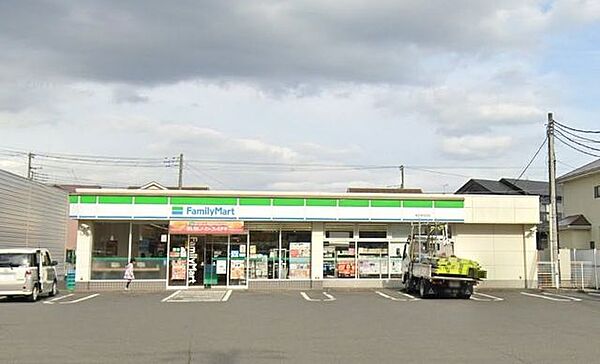 ファミリーマート南足柄沼田店 徒歩11分。コンビニが利用でき、急な買い物や日常のちょっとした用事にも便利な環境です。 820m