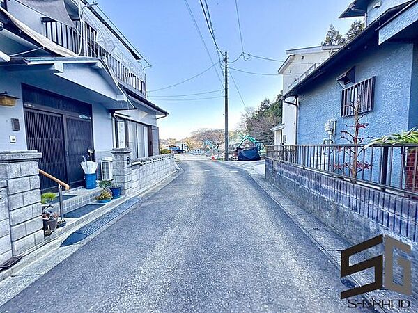 広々とした前面道路に面し、車の出し入れがしやすい現地外観。ゆとりある駐車スペースと開放感のある立地が魅力で、毎日の暮らしに快適さと安心をもたらすマイホームです。