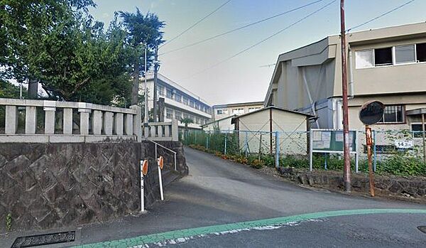 小田原市立白山中学校 徒歩26分。中学校があり、落ち着いた環境で学べる安心感が子育て世帯に支持されています。 2030m