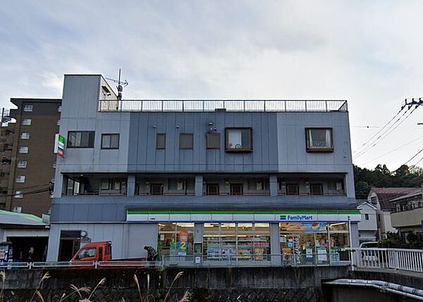 ファミリーマート久野店 徒歩10分。コンビニが利用でき、急な買い物や日常のちょっとした用事にも便利な環境です。 780m