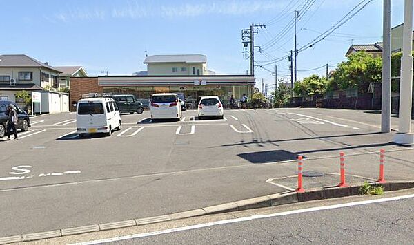 セブンイレブン秦野南矢名南店 徒歩17分。コンビニが利用でき、急な買い物や日常のちょっとした用事にも便利な環境です。 1360m