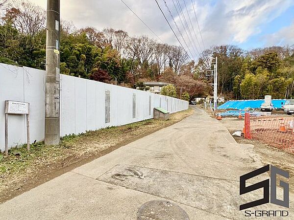 広々とした前面道路に面し、車の出し入れがしやすい現地外観。ゆとりある駐車スペースと開放感のある立地が魅力で、毎日の暮らしに快適さと安心をもたらすマイホームです。