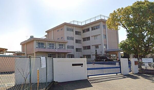平塚市立みずほ小学校 徒歩21分。小学校があり、通学の安心感と子育て世帯に嬉しい教育環境が整います。 1640m