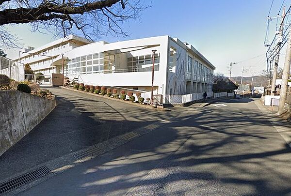 秦野市立大根中学校 徒歩22分。中学校があり、落ち着いた環境で学べる安心感が子育て世帯に支持されています。 1710m