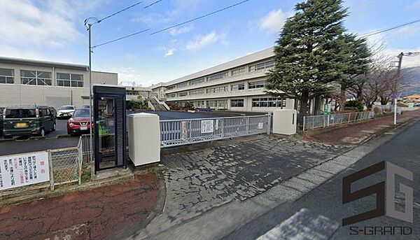 大井町立大井小学校 徒歩14分。小学校があり、通学の安心感と子育て世帯に嬉しい教育環境が整います。 1080m