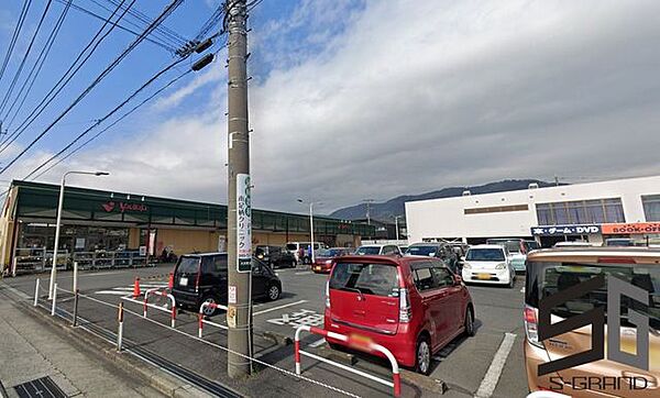 ヤオマサ大井町店 徒歩7分。スーパーが揃い、毎日の買い物がスムーズ。新鮮な食材で家族の食卓を支えます。 560m