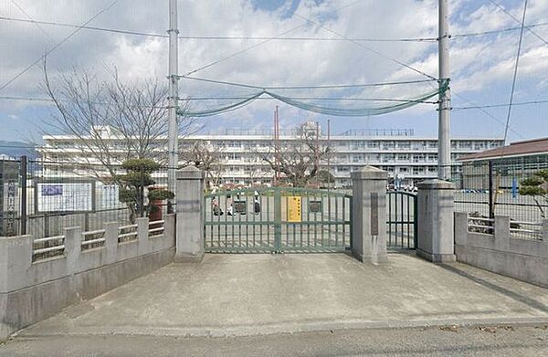秦野市立南小学校 徒歩13分。小学校があり、通学の安心感と子育て世帯に嬉しい教育環境が整います。 1000m
