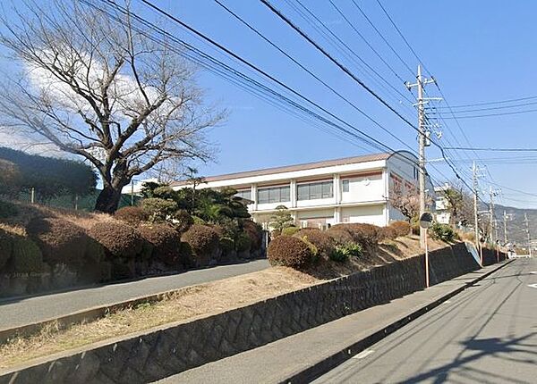 秦野市立南中学校 徒歩21分。中学校があり、落ち着いた環境で学べる安心感が子育て世帯に支持されています。 1630m