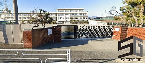 小田原市立桜井小学校 徒歩20分。小学校があり、通学の安心感と子育て世帯に嬉しい教育環境が整います。 1550m