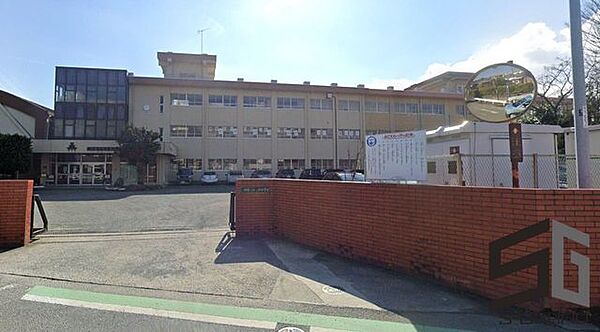 小田原市立城北中学校 徒歩18分。中学校があり、落ち着いた環境で学べる安心感が子育て世帯に支持されています。 1440m
