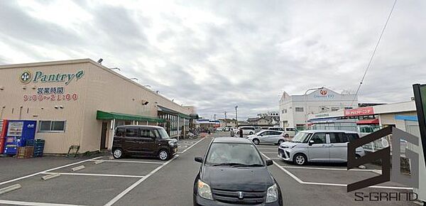 小田原百貨店栢山店 徒歩17分。スーパーが揃い、毎日の買い物がスムーズ。新鮮な食材で家族の食卓を支えます。 1310m